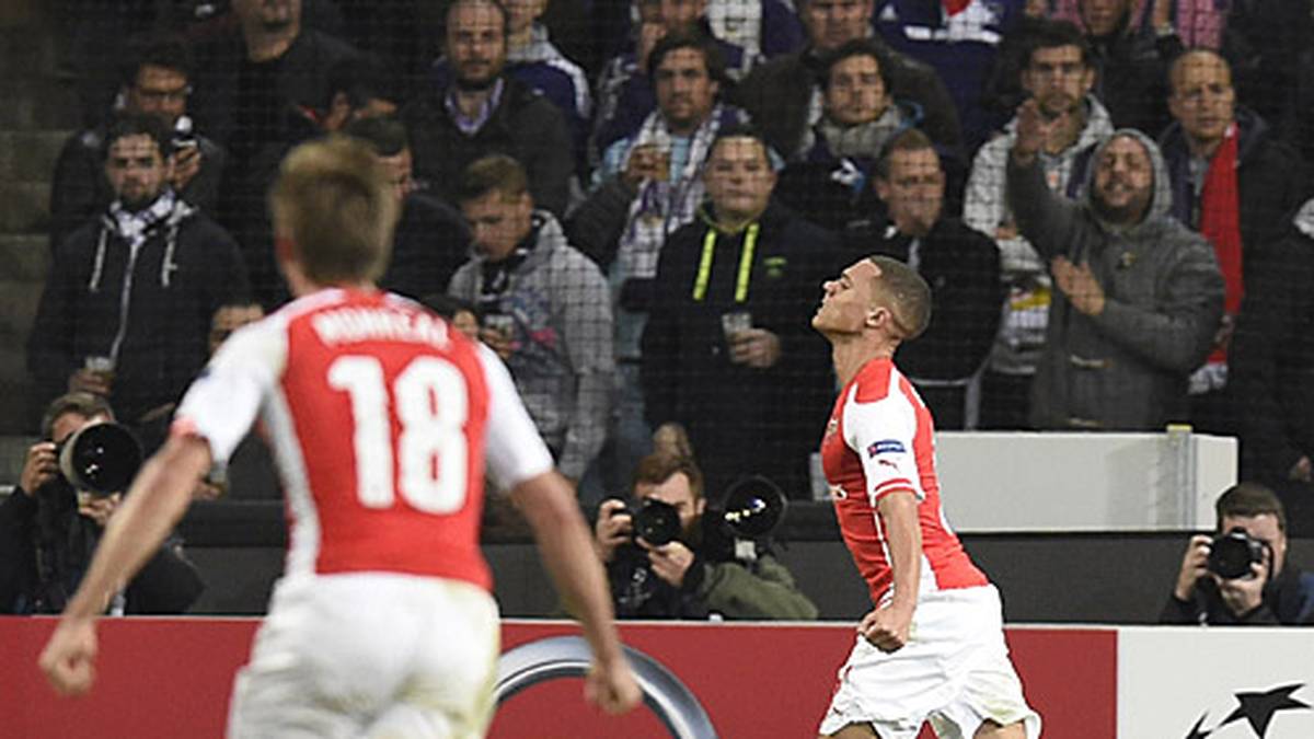 Doch die Gunners stecken nicht auf: In der 89. Minute ist Kieran Gibbs (r.) zur Stelle und markiert den Ausgleich