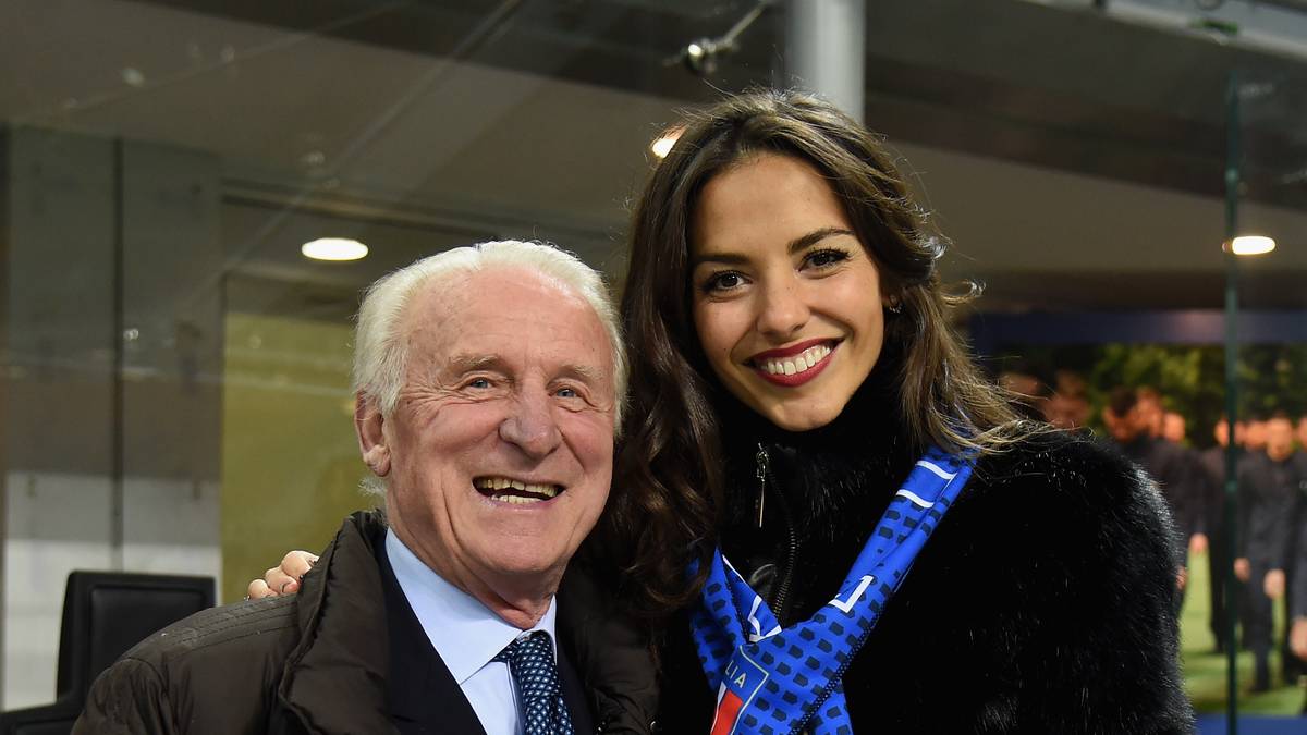 Während Balotelli eher grimmig drein schaut, hat Trainer-Legende Giovanni Trapattoni blendende Laune. An seiner Seite: die spanische Schauspielerin und Model Laura Barriales