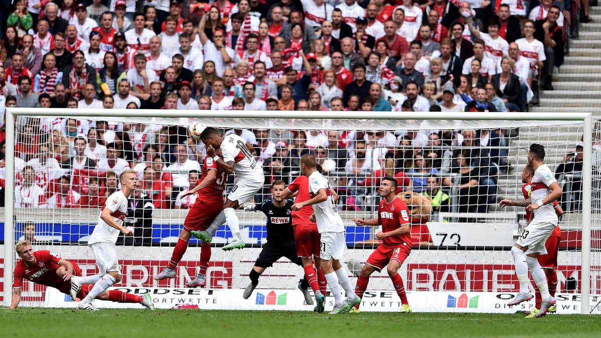 Daniel Didavi versucht es für den VfB mit einem Kopfball, später trifft er noch mit einem Weitschuss die Latte