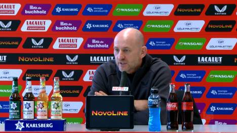 Um Torsten Lieberknecht spielen sich bei der Pleite gegen Paderborn kurz vor der Pause wilde Szenen ab und er wird vom Platz gestellt. Auf der Pressekonferenz nach dem Spiel erklärt er, wie es dazu kam.