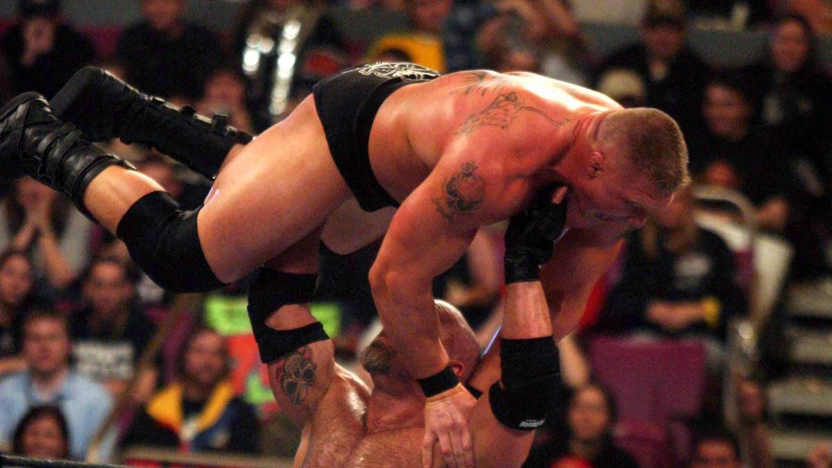 Kurz vor WrestleMania 20 im Jahr 2004 sickert ein scheinbar unglaubliches Gerücht durch: Lesnar will WWE verlassen und eine zweite Karriere als Footballer in der NFL versuchen. Die Fans in New York buhen Lesnar und Gegner Bill Goldberg (der ebenfalls vor dem Abschied steht) aus der Halle