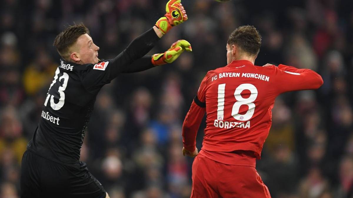 MARKUS SCHUBERT: Die neue Nummer eins im Schalke-Tor hielt dem Druck stand. Parierte gegen Coutinho (16.) und Pavard (22.) stark und war auch bei einer verunglückten Kopfball-Rettungsaktion von Teamkollege Todibo hellwach (38.). Nach dem 0:1, an dem Schubert chancenlos war, baute er seine Vordermänner mit eindeutigen Gesten (Brust raus) auf. SPORT1-Note: 2