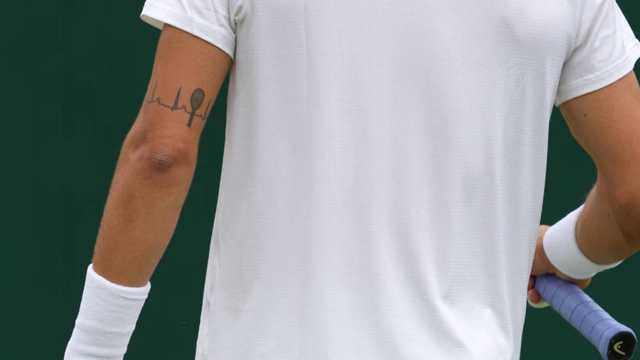 Lorenzo Musetti hat seine Liebe zum Tennis auf seinem linken Oberarm verewigt.