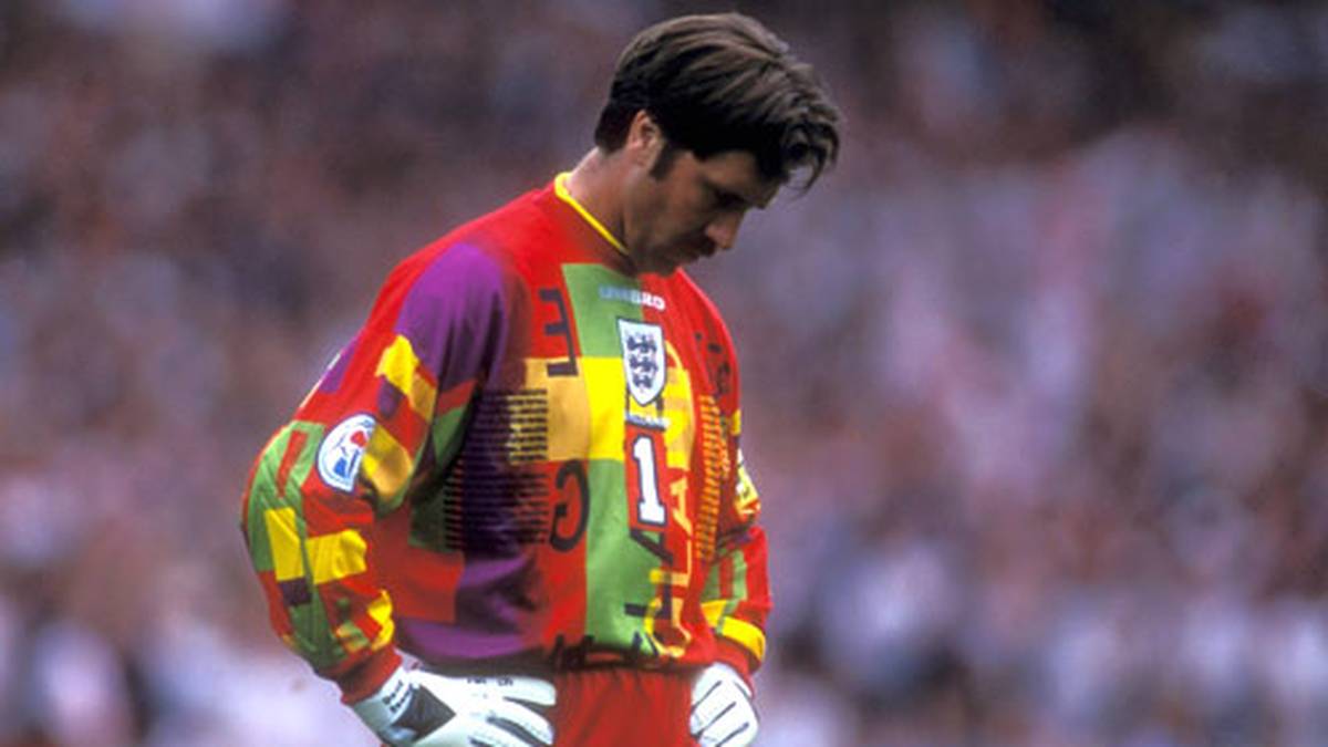 David Seaman in einer der bittersten Stunden des englischen Fußballs: Im Papageien-Outfit verlor England das Elfmeterschießen des EM-Halbfinals 1996 gegen Deutschland
