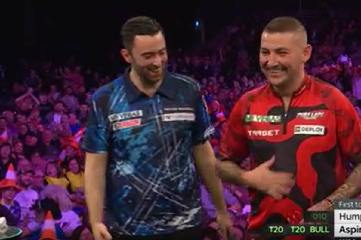 Am Ende wird dieses Darts-Duell zum Riesenspaß