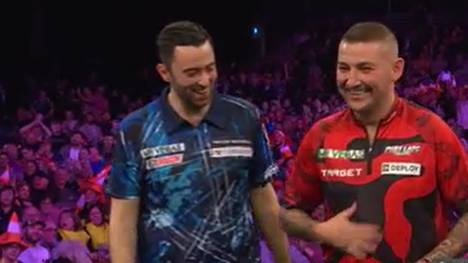 Nathan Aspinalls Aus beim Grand Slam of Darts steht schon während des letzten Matches gegen Luke Humphries fest. Das Duell endet dann in lockerer Atmosphäre mit witzigen Momenten ...