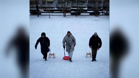 Vier Bayern-Stars auf ungewohntem Terrain: Kimmich & Co. stürzen sich in ein Rodel-Abenteuer auf der "Zugspitze".