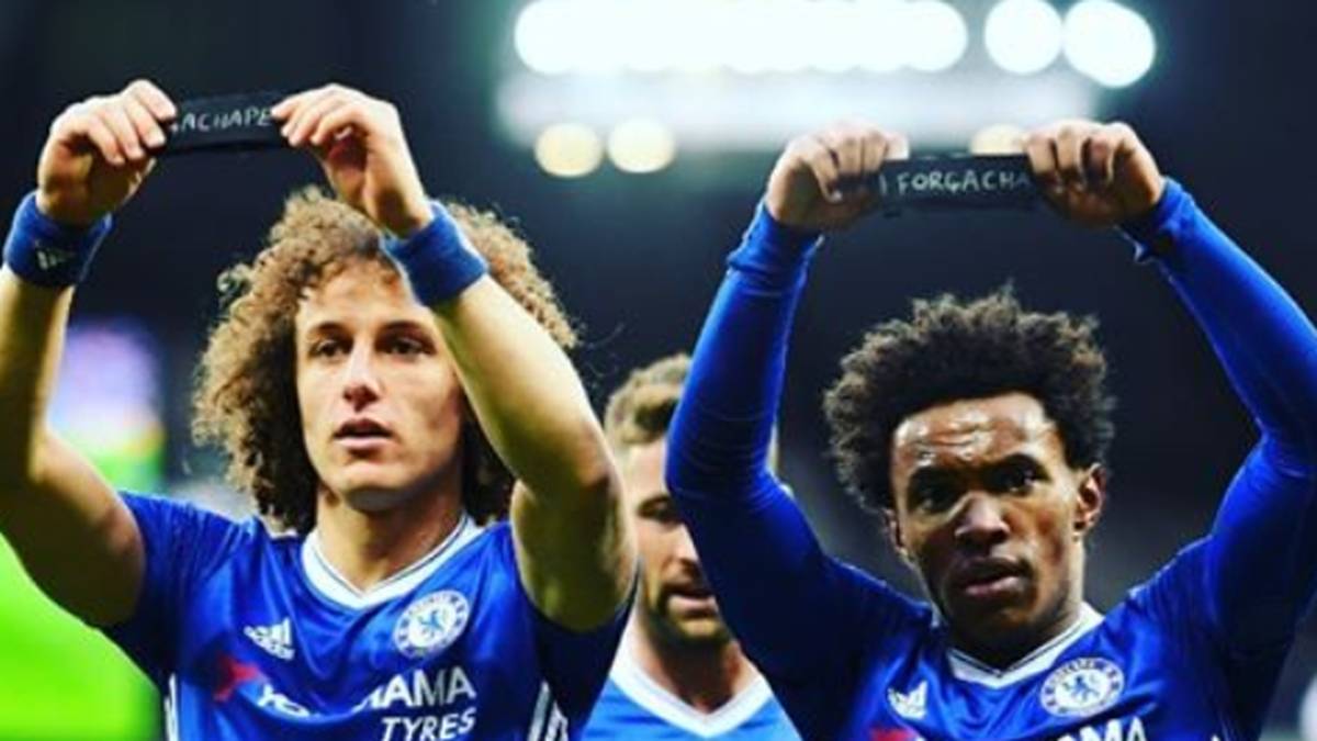 Auch die Chelsea-Profis David Luiz (l.) und Willian (r.) zeigen ihr Mitgefühl. Vor dem Spiel gegen Manchester City halten sie  Bändchen mit der Aufschrift: "ForzaChape" hoch