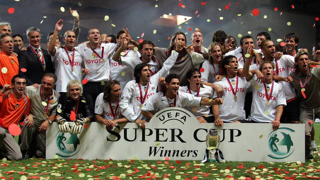 Der FC Valencia gewinnt unter Claudio Ranieri 2004 den Supercup