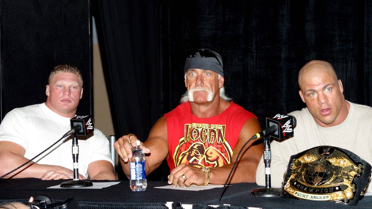 Früher Höhepunkt der steilen Karriere: Lesnar bestreitet 2003 den Hauptkampf der größten WWE-Show WrestleMania, hier bei einer Vorab-Pressekonferenz mit Gegner Kurt Angle (r.) und Legende Hulk Hogan