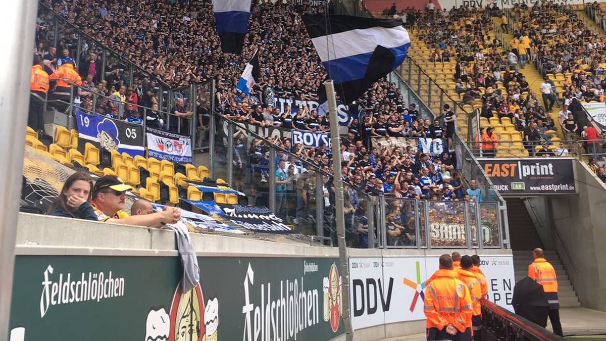Bei den Bielefeld-Anhängern ist die Freude über den Klassenerhalt derweil groß. Ein 1:1-Remis hat genügt