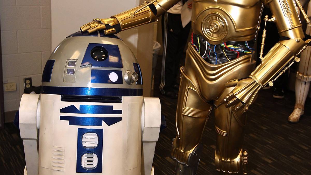 R2-D2: Immer an der Seite von C3PO ist R2-D2, sein kongenialer Partner. Er ist der unverwüstliche Astro-Droide mit den Pieps-Lauten. Ob Reparatur des Hyperantriebs am Millenium Falken oder dem Inbrandsetzen zweier Kampfdroiden in Episode III - Edeltechniker R2 ist für die genialen Momente zuständig