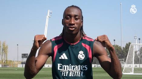 Diomande spricht über seinen großen Traum, für Real Madrid zu spielen, seine Dankbarkeit und seinen Stolz, nun Teil des Vereins zu sein, sowie seinen Wunsch, hart zu arbeiten und gemeinsam mit der Mannschaft möglichst viele Titel zu gewinnen.
