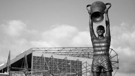 Vor dem Stadion von Celtic Glasgow steht eine Statue von Billy McNeill