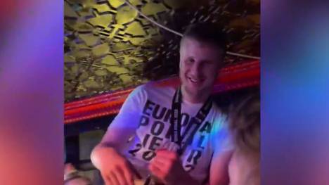 Nach dem Europa-League-Triumph von Eintracht Frankfurt feierte Martin Hinteregger den Titel ausgiebig - nicht nur beim Autokorso und auf dem Römerberg...