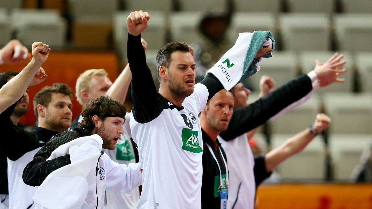 Jubel auf der Deutschen Bank: Das Team gewinnt gegen Slowenien mit 30:27 und wahrt seine Olympia-Chance