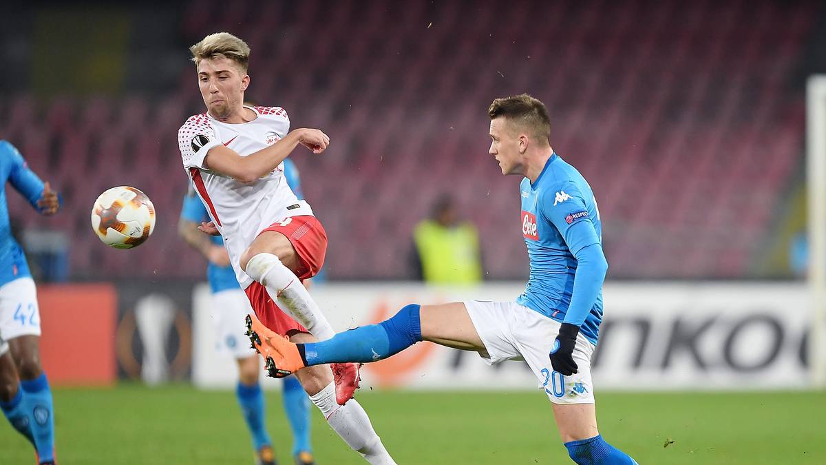 KEVIN KAMPL: Gab wie gewohnt den Antreiber im Mittelfeld, blieb aber häufig an der dichten Staffelung der Gäste hängen. Nicht so effektiv, wie sonst in seinen Aktionen - SPORT1-Note: 4,5