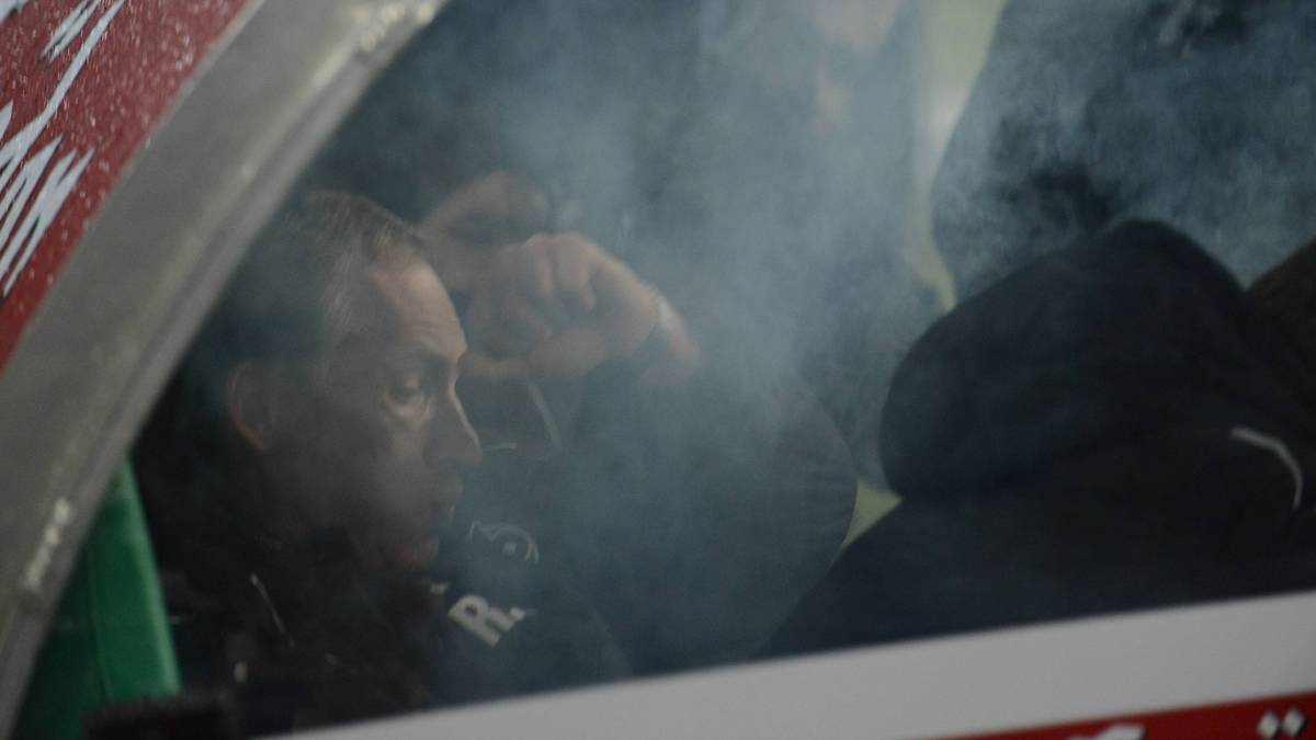 ... eine Rakete trifft dabei auch die 96-Bank. Ob Absicht vorliegt, ist ungewiss. Verletzte gibt es zumindest nicht 