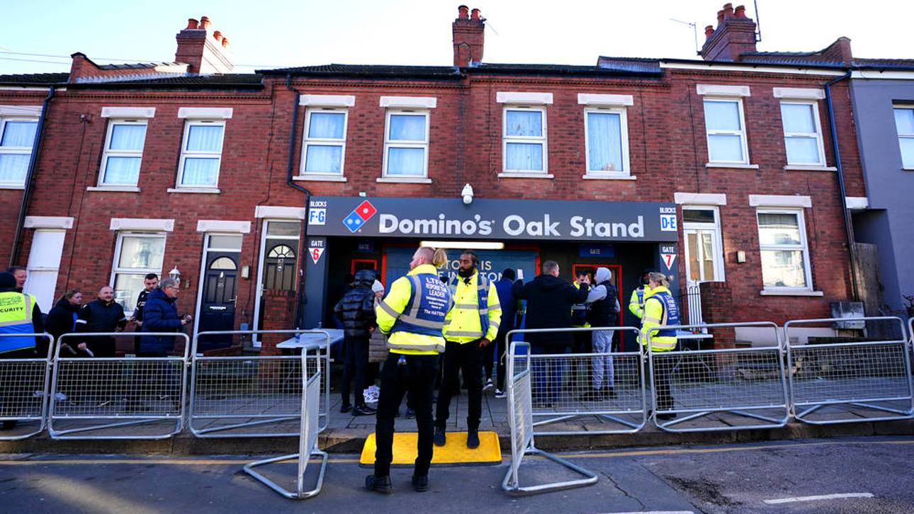 Der Eingang direkt an einer Häuserwand