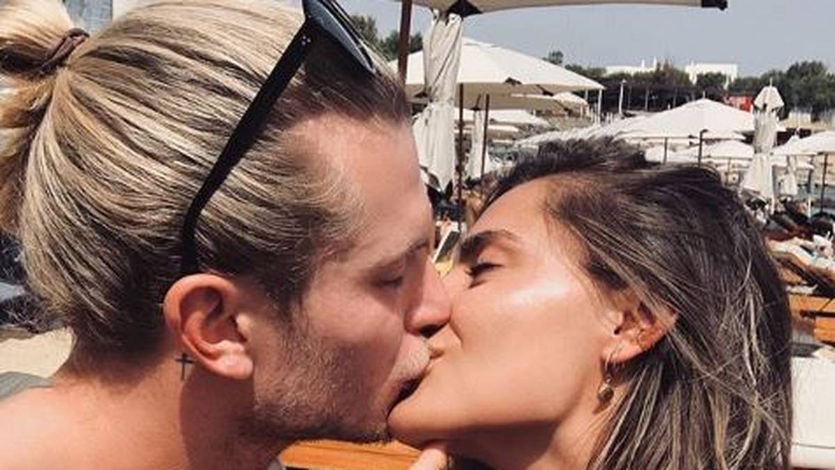 Sieht aus wie ein großer Klunker. Etwa ein Verlobungsring von Karius? Schwer zu deuten als Außenstehender - auch wenn Thomalla das Bild kommentiert "Ab 30 eigentlich verboten!"