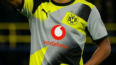 Der Leak des neuen BVB-Auswärtstrikots kommt bei den Fans nicht so gut an. Das Trikot gilt aus farblicher Ausreißer in der sonst schwarzen Auswärtskluft der Borussen.