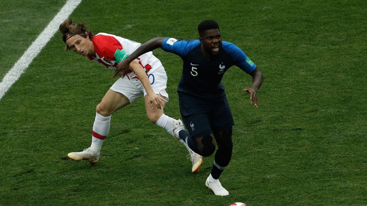 SAMUEL UMTITI: Spielte seinen linken Part in der Innenverteidigung mit viel Ruhe, hatte aber auch einige Schwächen im Stellungsspiel. Ebenso wie Nebenmann Varane mit einer Schwächephase gegen Ende der ersten Hälfte. Ansonsten in der Luft und am Boden ohne Wackler. SPORT1-Note: 3,5