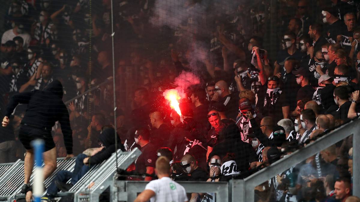 Unschöne Szenen nach der Pause: Im Eintracht-Block wird Pyrotechnik gezündet