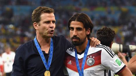 Sami Khedira (r.) und Oliver Bierhoff nach dem gewonnen WM-Finale gegen Argentinien
