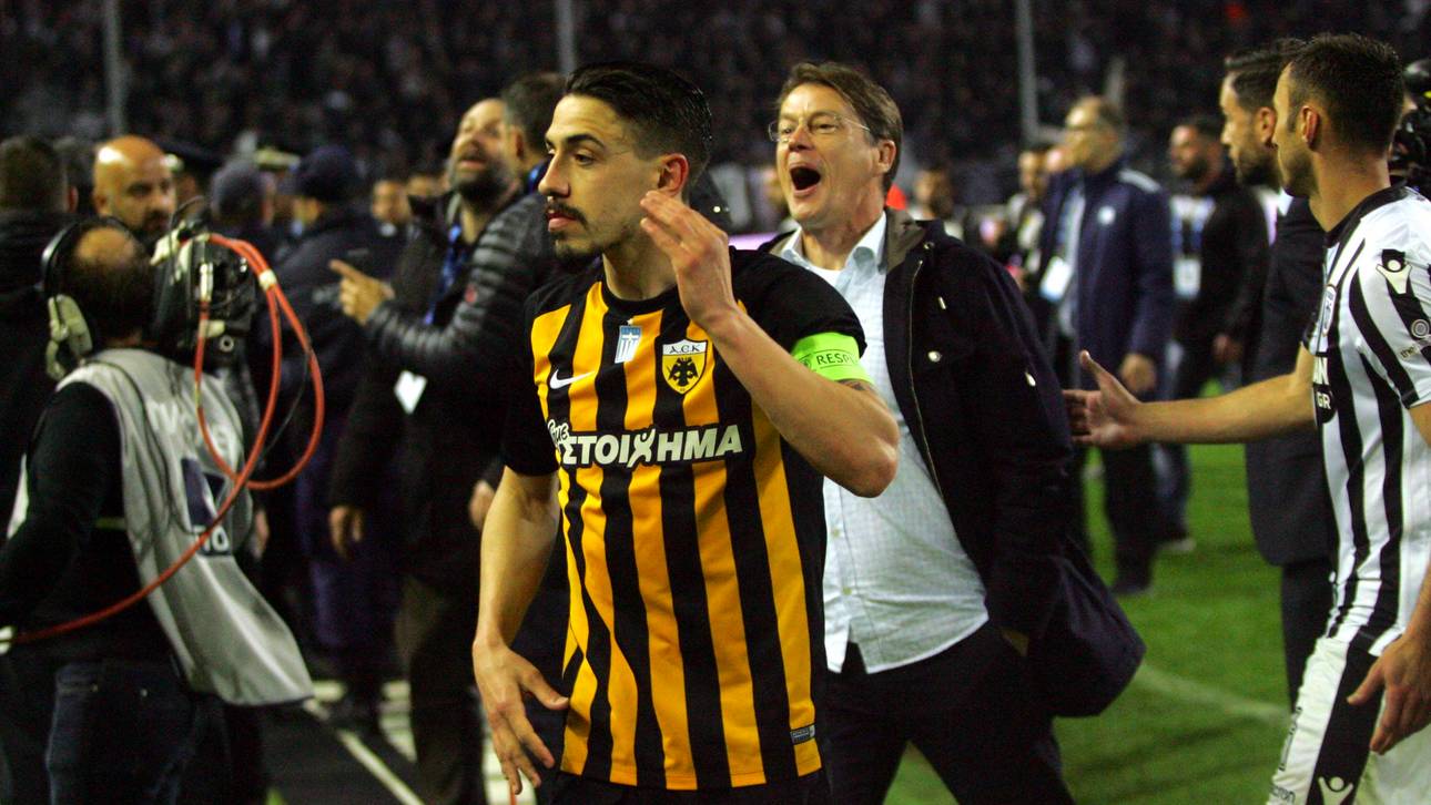 Präsident stürmt mit Waffe aufs Feld