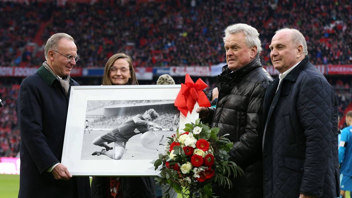 Von seinen ehemaligen Mitspielern Karl-Heinz Rummenigge (l.) und Uli Hoeneß gibt es das eine oder andere Präsent ...