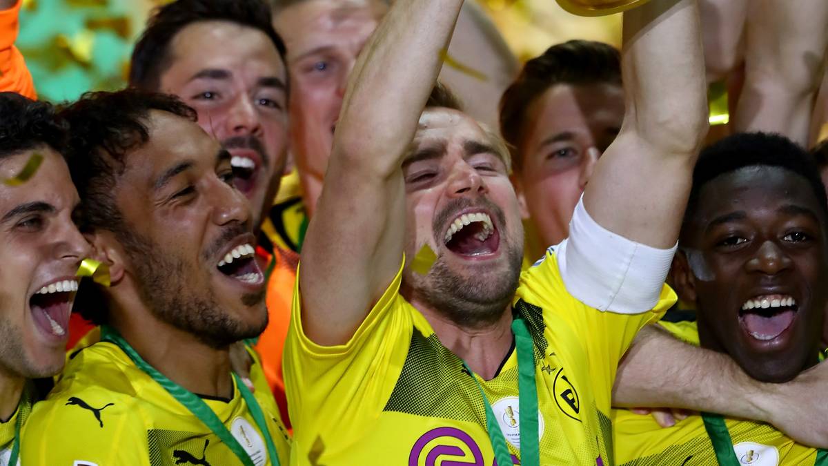 "Da ist das Ding!" Marcel Schmelzer empfängt den DFB-Pokal und feiert mit dem BVB das glanzvolle Ende einer Saison voller Höhen und Tiefen. Der Rest ist schwarz-gelber Jubel