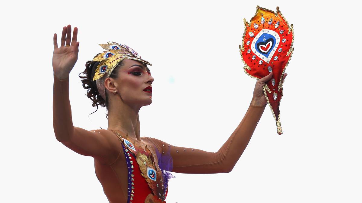 ... zeigt sich die Dame den bewundernden Blicken