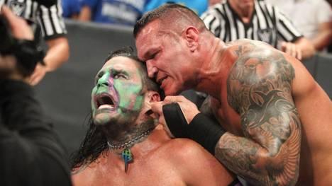 Randy Orton (r.) drohte bei SmackDown Live damit, das Ohrläppchen von Jeff Hardy zu zerreißen