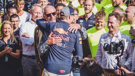 Max Verstappen umarmt Dietrich Mateschitz nach einem Red-Bull-Sieg 2018