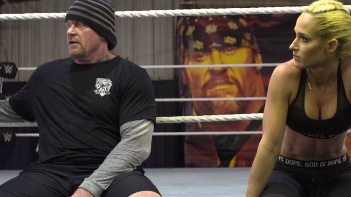 ... zum Training für das WrestleMania-Match gegen John Cena 2018. Zudem enthüllten die beiden in der Serie auch, wie McCool das Herz des Takers gewann