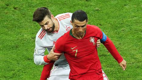 Dieser Zweikampf zwischen Pique (h.) und Cristiano Ronaldo bescherte Portugal die Freistoßchance, die Ronaldo zum 3:3 nutzte