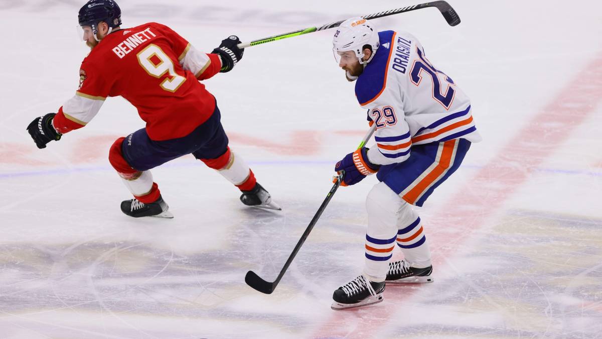 Deutschlands Eishockey-Star Leon Draisaitl (re.) verlor mit den Oilers das entscheidende Finale gegen die Florida Panthers 