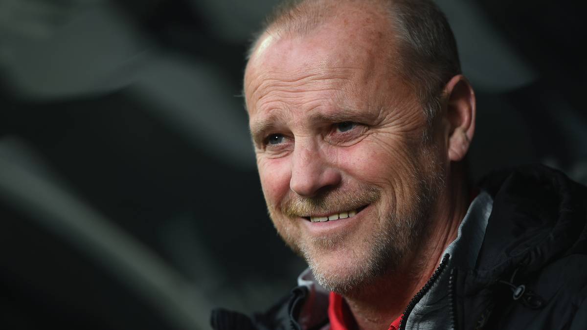 Ein wenig gequält sieht das Lächeln von Eintracht-Trainer Thomas Schaaf aus. Zwar belegt seine Mannschaft vor dem Duell mit Borussia Mönchengladbach den achten Rang, so richtig gut lief es für die Hessen aber nicht. Das Freitagsspiel gegen die Borussia wird also richtungweisend