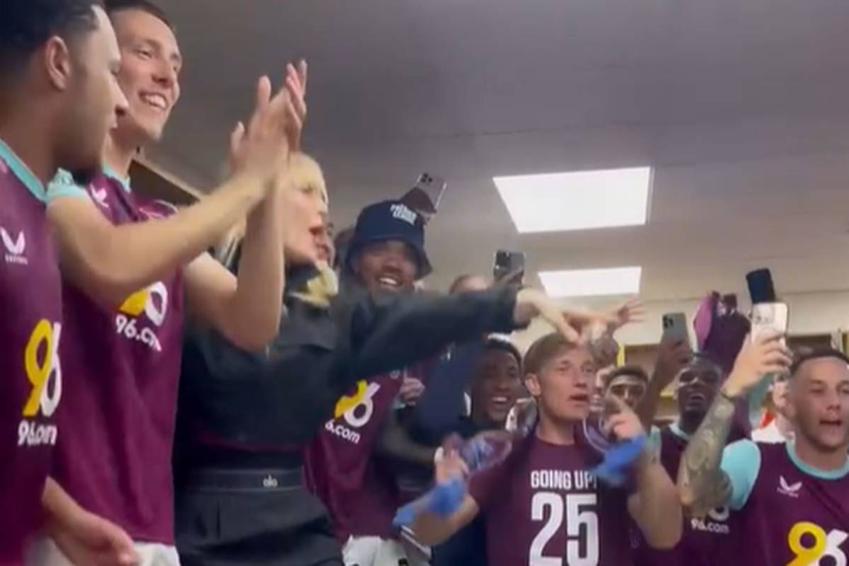 Der FC Burnley hat im Jahr nach dem Abstieg den sofortigen Wiederaufstieg in die Premier League geschafft. Das feiert das Ex-Team von Vincent Kompany mit Topstar Natasha Bedingfield