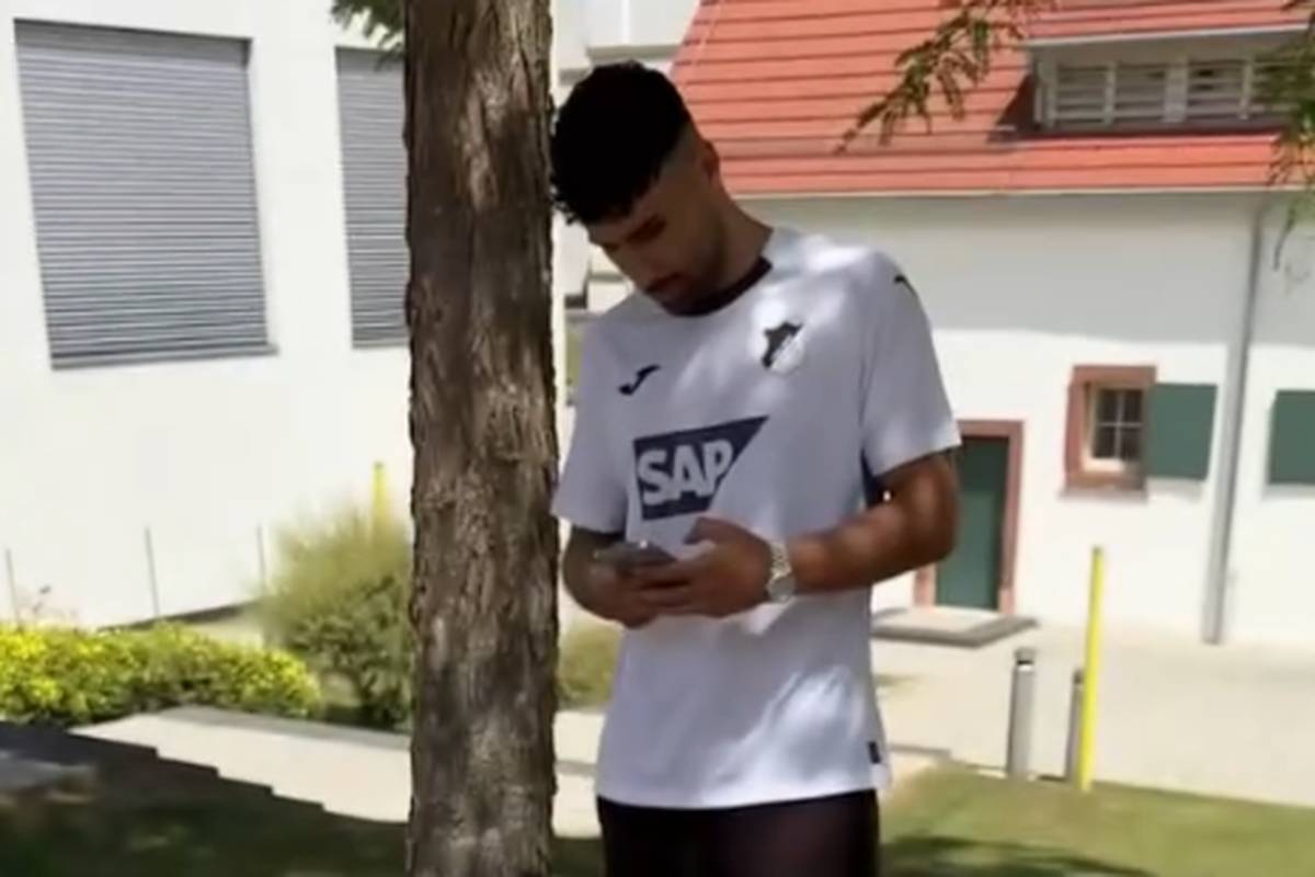Der Influencer Nader El-Jindaoui ist zu einem Bundesligisten gewechselt. Von seinem neuen Verein wird er direkt auf die Schippe genommen.