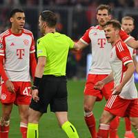Die Bayern-Stars wollen nach einer Verletzungsunterbrechung eine Taktikbesprechung der Arsenal-Spieler ausnutzen. Doch der Schiedsrichter greift ein, was Kimmich und Co. ärgert.