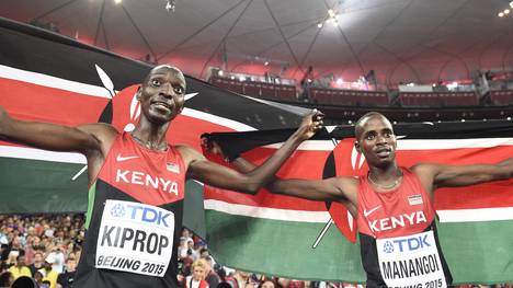 Kenia Leichtathleten werden von den Fans gefeiert.