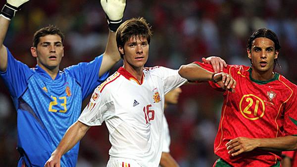 In San Sebastian reift Alonso zum Nationalspieler und gibt als 21-Jähriger 2003 sein Debüt für die Seleccion. 2004 spielt er bei der EM in Portugal sein erstes Turnier, damals schon mit dabei: Iker Casillas (l.) im Tor der Spanier
