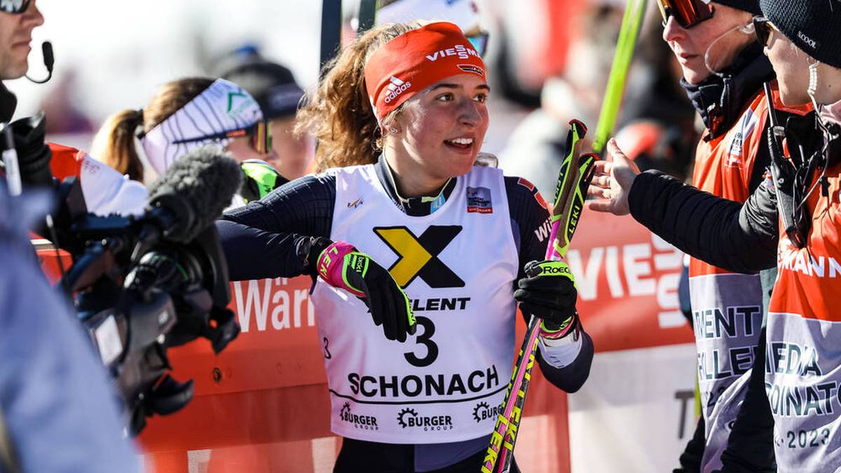 Umarmungen fuer Nathalie Armbruster GER, 3. Platz GER, FIS Weltcup Nordische Kombination Schonach German Trophy 2023, 12.02.2023, Nordic Combined, Women individual Gundersen NH 5,0Km FIS Weltcup Nordische Kombination Schonach German Trophy 2023 Schonach *** Hugs for Nathalie Armbruster GER, 3 place GER, FIS World Cup Nordic Combined Schonach German Trophy 2023, 12 02 2023, Nordic Combined, Women individual Gundersen NH 5,0Km FIS World Cup Nordic Combined Schonach German Trophy 2023 Schonach Copyright: xEibner-Pressefoto RogerxBuerkex EP_EER