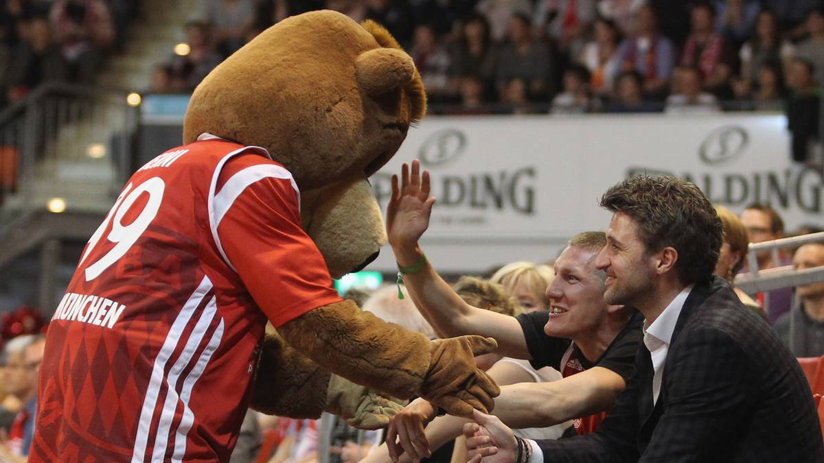 Ablenkung tut gut: Schweinsteiger ist regelmäßig bei den Heimspielen der Bayern-Basketballer dabei, wenn er sich in seiner Heimat befindet