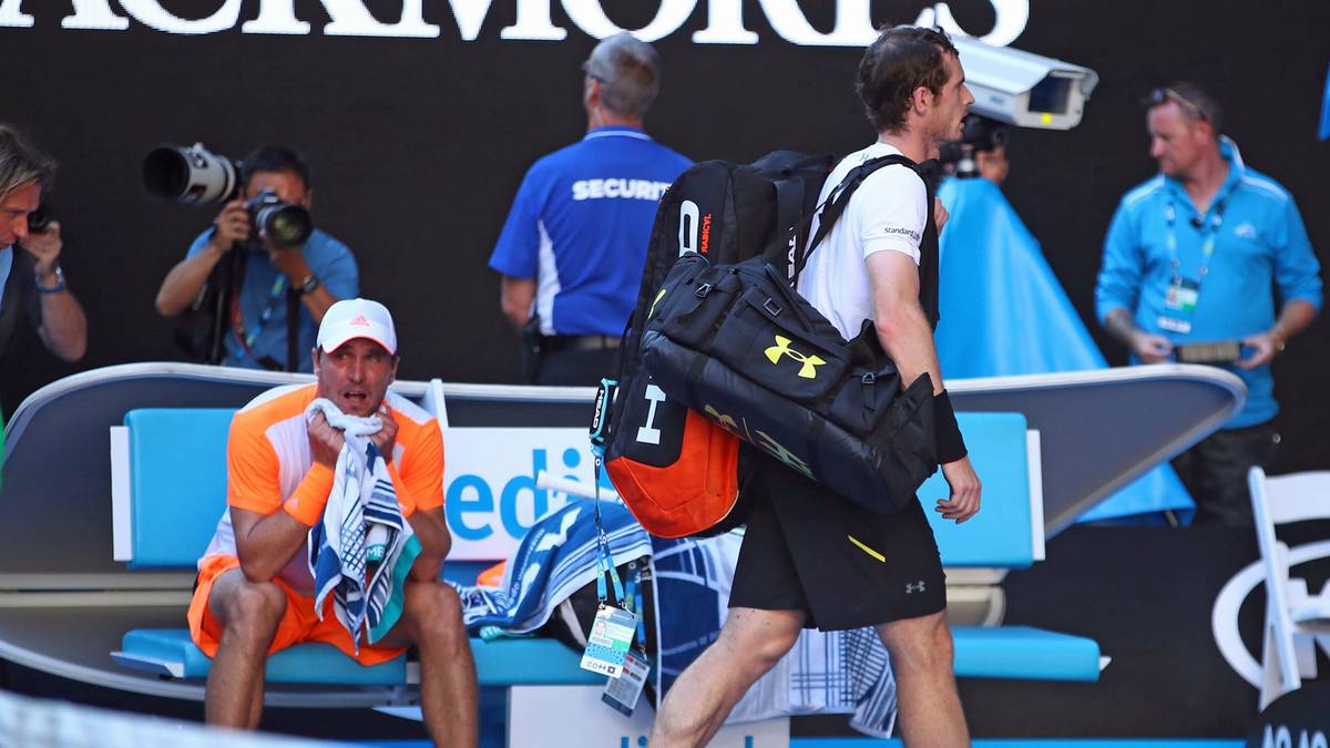 Während es der Sensationssieger noch immer nicht glauben kann, verlässt Murray enttäuscht die Rod-Laver-Arena