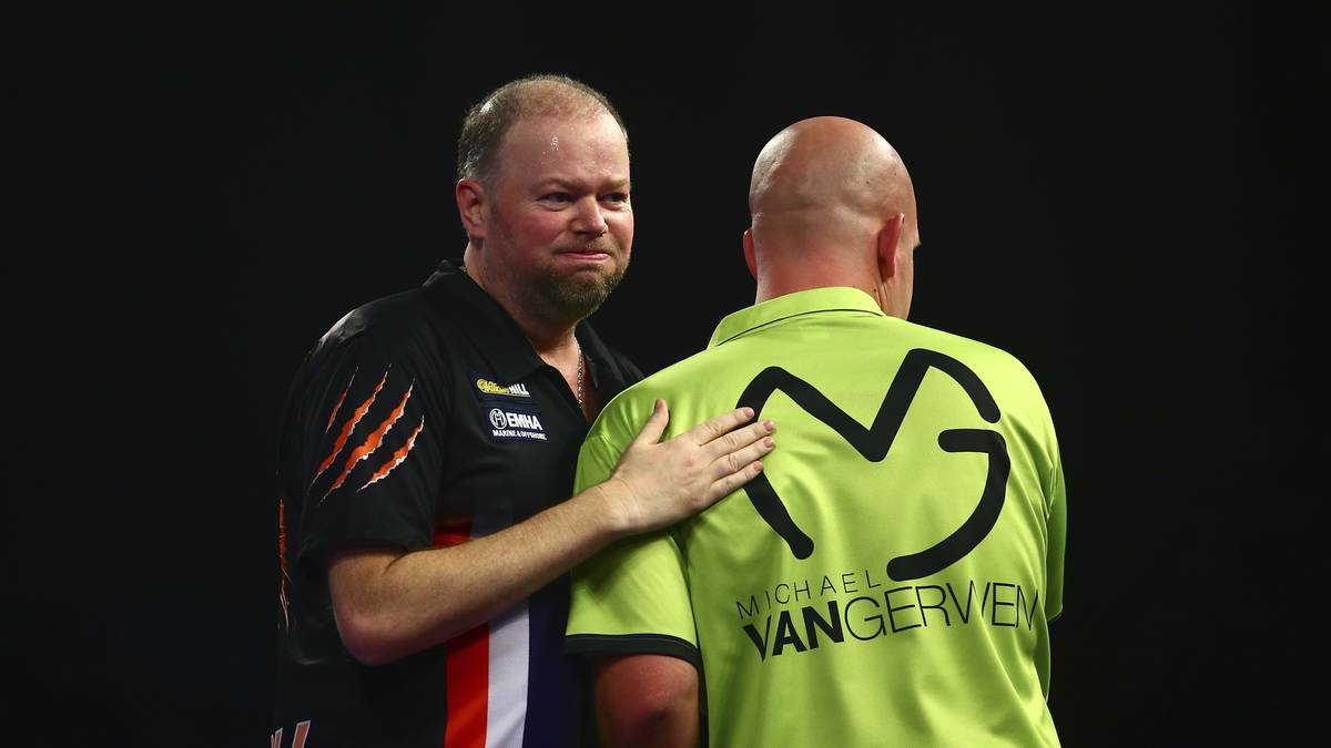 PLATZ 6: RAYMOND VAN BARNEVELD vs. MICHAEL VAN GERWEN (2016): Vor der WM 2016 hatte Michael van Gerwen alles in Grund und Boden gespielt. Ins Achtelfinale spazierte "Mighty Mike" dementsprechend locker. Doch dann der Schocker im Oranje-Duell gegen Raymond van Barneveld