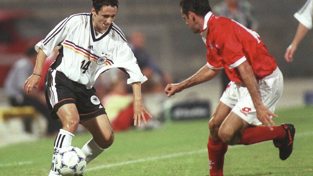 ... sowie die Stürmer Oliver Neuville ...