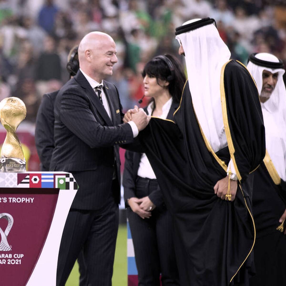FIFA-Boss Gianni Infantino lebt offenbar inzwischen im WM-Gastgeberland Katar. Sein Umzug wird von reichlich Kritik begleitet.