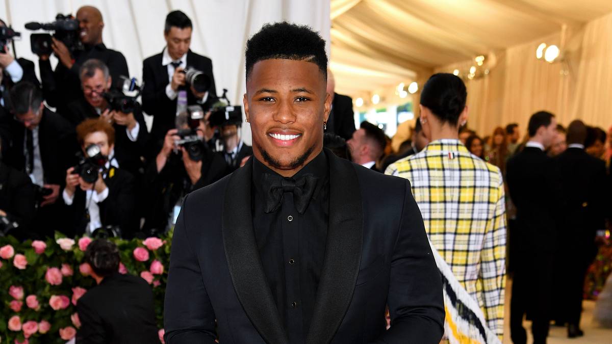 Football-Kollege Saquon Barkley hatte sich bei seinem Outfit augenscheinlich Inspiration bei Beckham Jr. geholt. Der Running Back der New York Giants überraschte mit kurzer Hose zum feinen Sakko